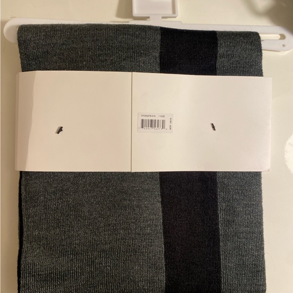 Calvin Klein 2-piece set Hat and Scarf - Picture 2 of 8